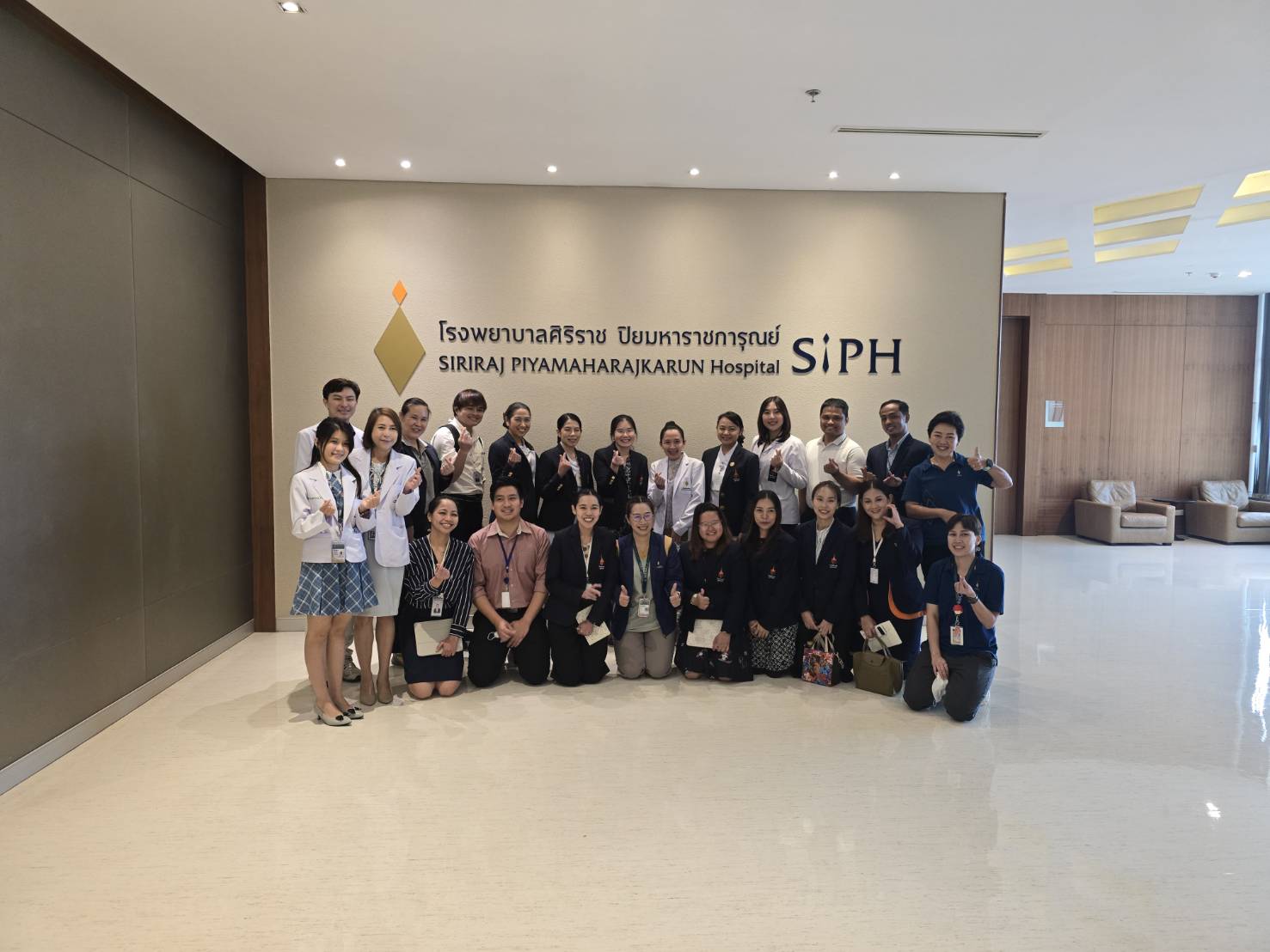 คณะผู้เยี่ยมชมจากโรงพยาบาลจุฬาลงกรณ์ถ่ายภาพร่วมกับเจ้าหน้าที่โรงพยาบาลศิริราช | Chulalongkorn Hospital visitors posing with Siriraj Hospital staff